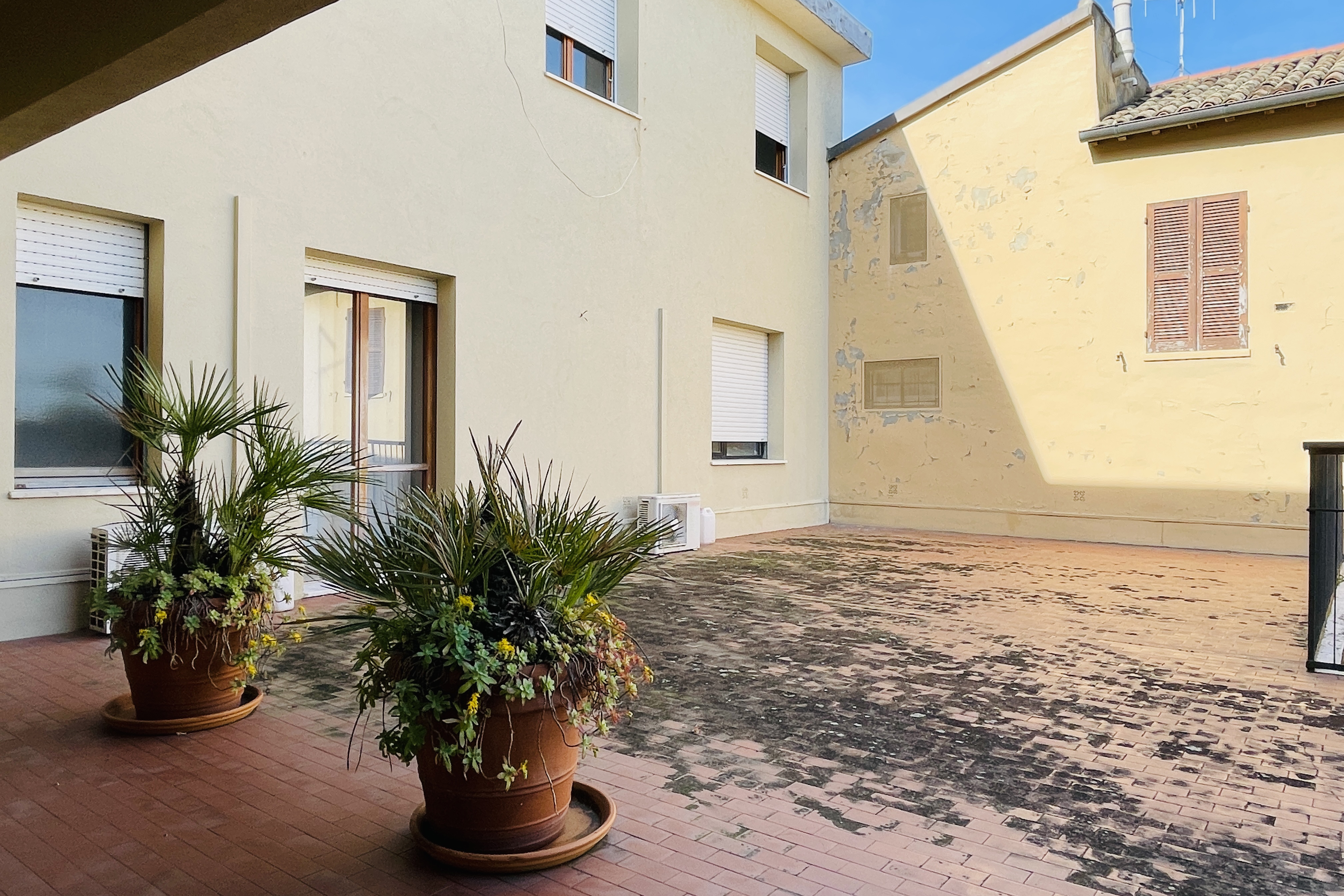 Vendita ampio appartamento ultimo piano con terrazza Pesaro - Zona centro storico (AP765)